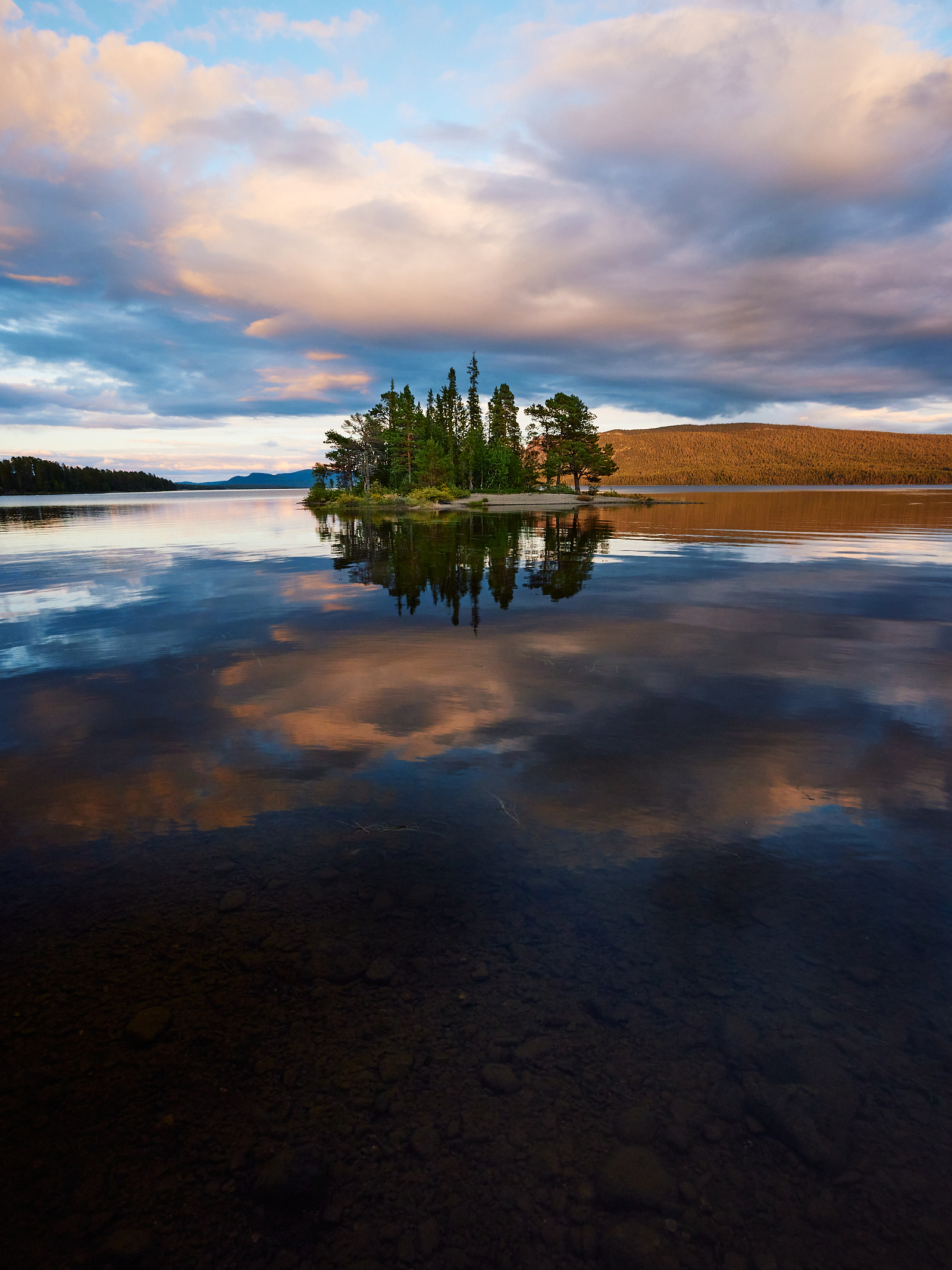Weite Seenlandschaft mit Insel in Schwedisch Lappland