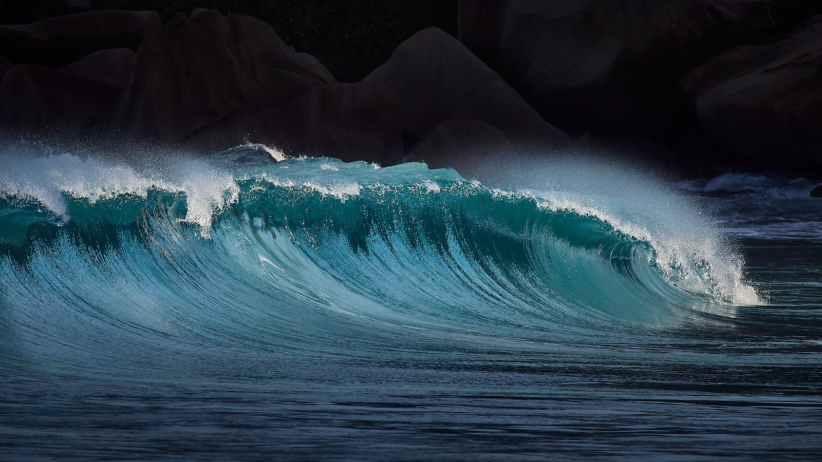 Brechende Wellen im Indischen Ozean, Seychellen